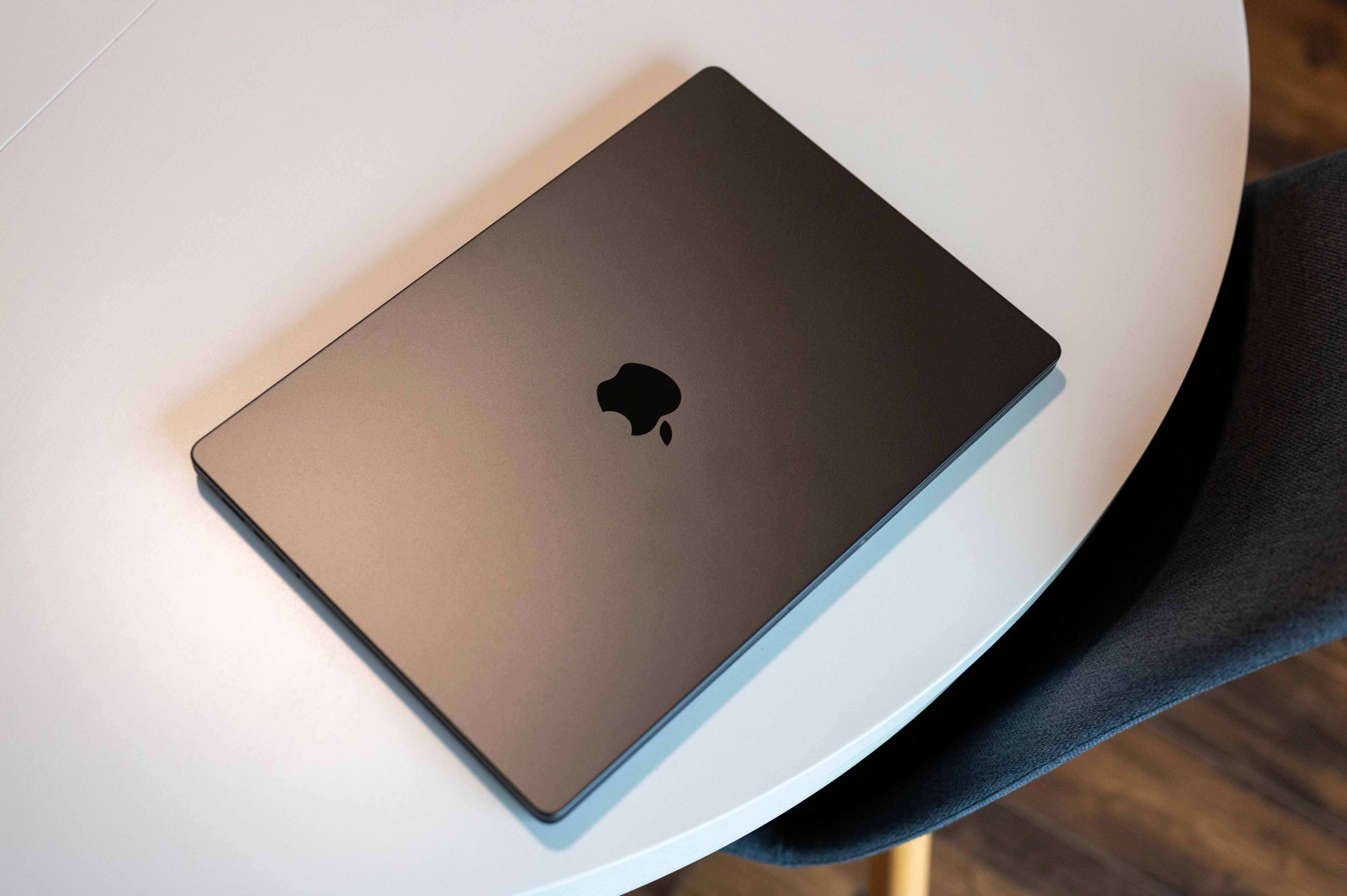 編集部で新しい16インチを開封中 MacBook Pro M4 Pro！ - Letem svetem