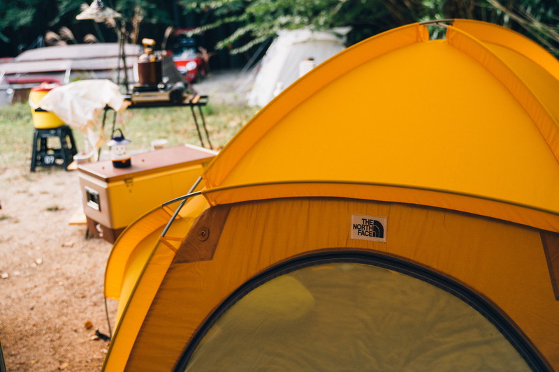 便利なカータープの下で、ノースフェイスのビンテージテントが映える