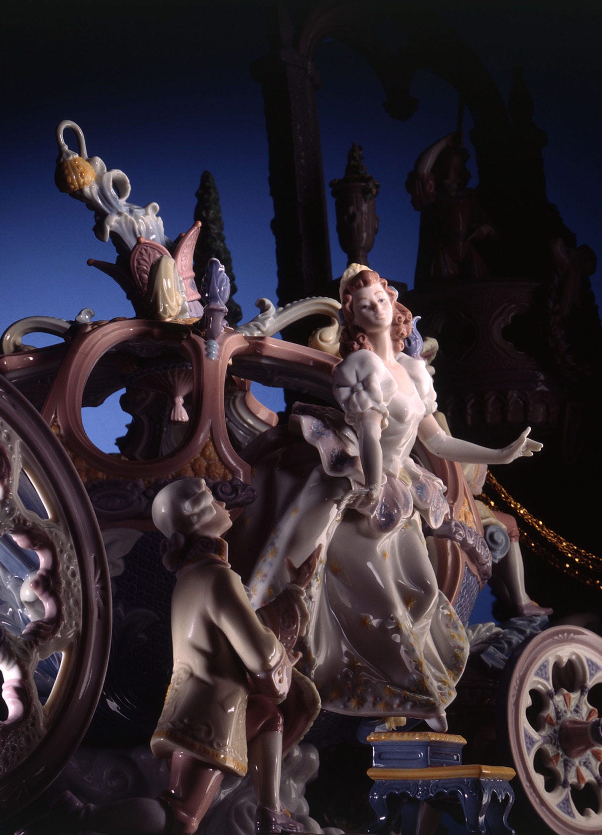 ふみふみ　LLADRO リヤドロ　 モンテカルロの貴婦人 扇の貴婦人 (Blue) | リヤドロ公式オンライン