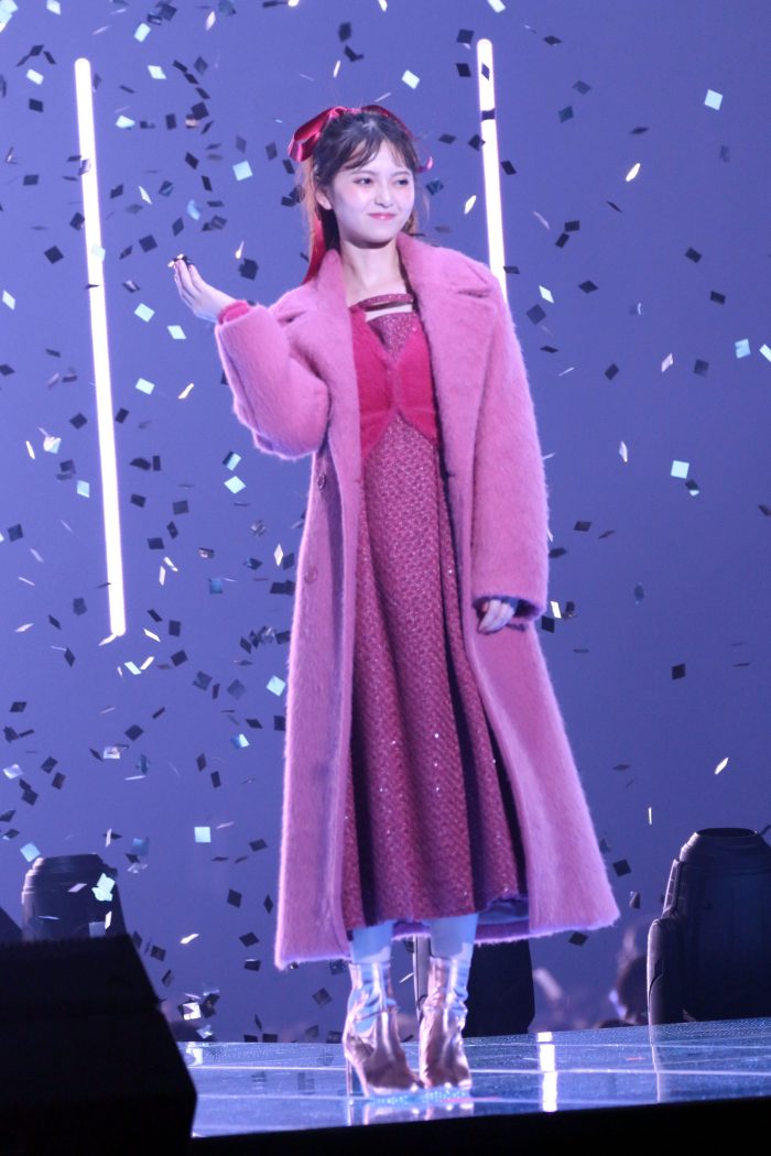 齋藤飛鳥、笑顔振りまき圧巻のランウェイを披露！＜TGC24 A/W