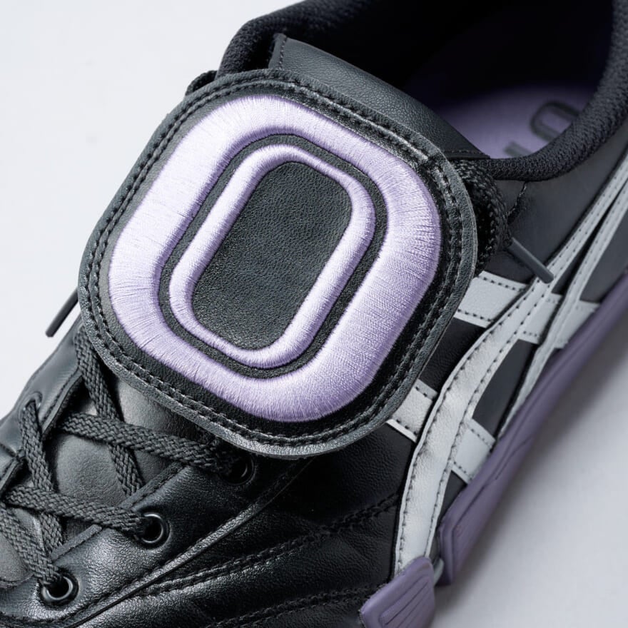 黒いスラックスと合わせる、ほんのりキコな「アシックス」のコラボ