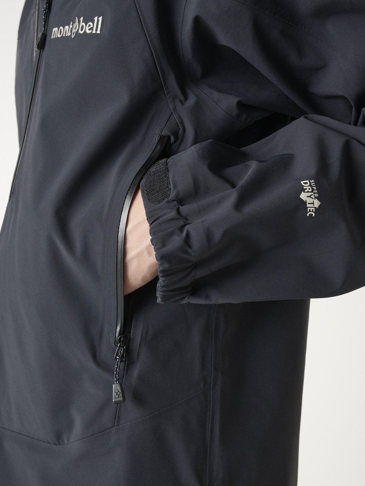 Gallery]新作レビュー！「モンベル」の黒いシェルジャケット2着を徹底