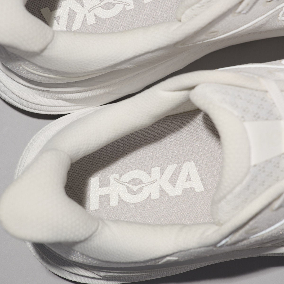大人のための厚底スニーカーは「白いホカ」で。1万円台で最上級の