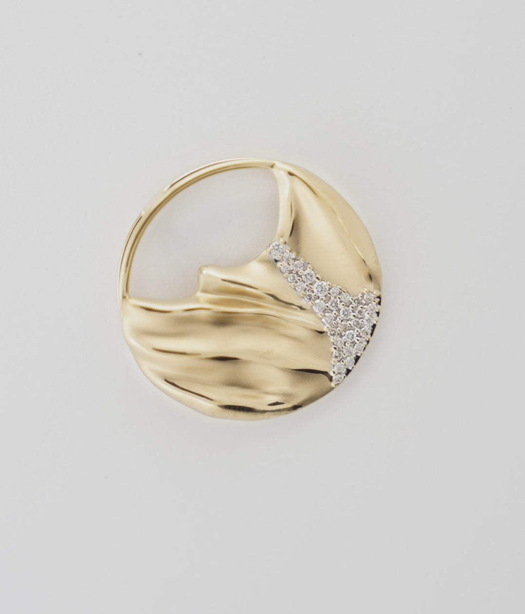 Koʻolau Waterfall Pendant in Gold with Diamonds - 26mm