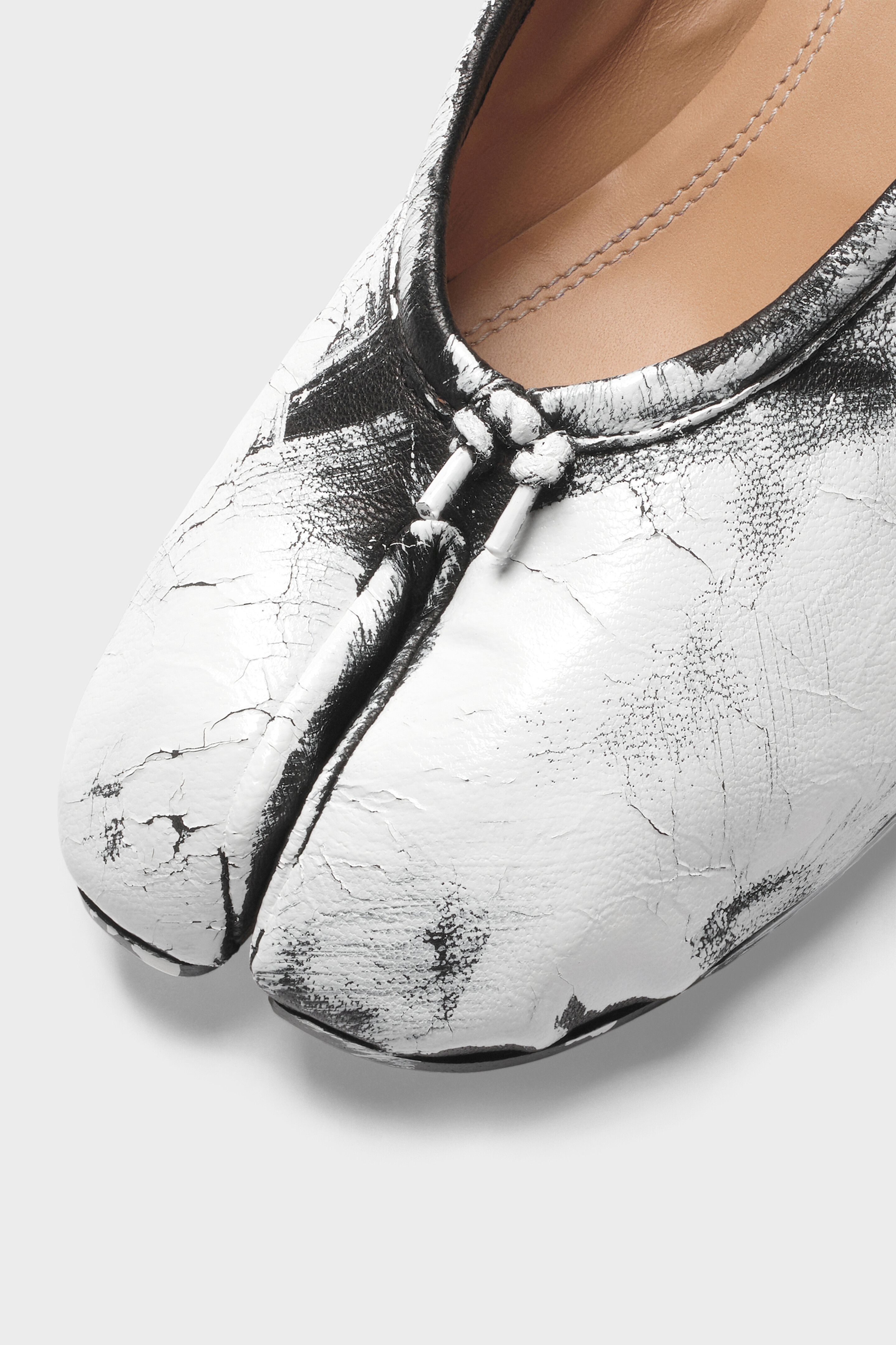 White Hand-painted Heeled Tabi Ballerina | Maison Margiela