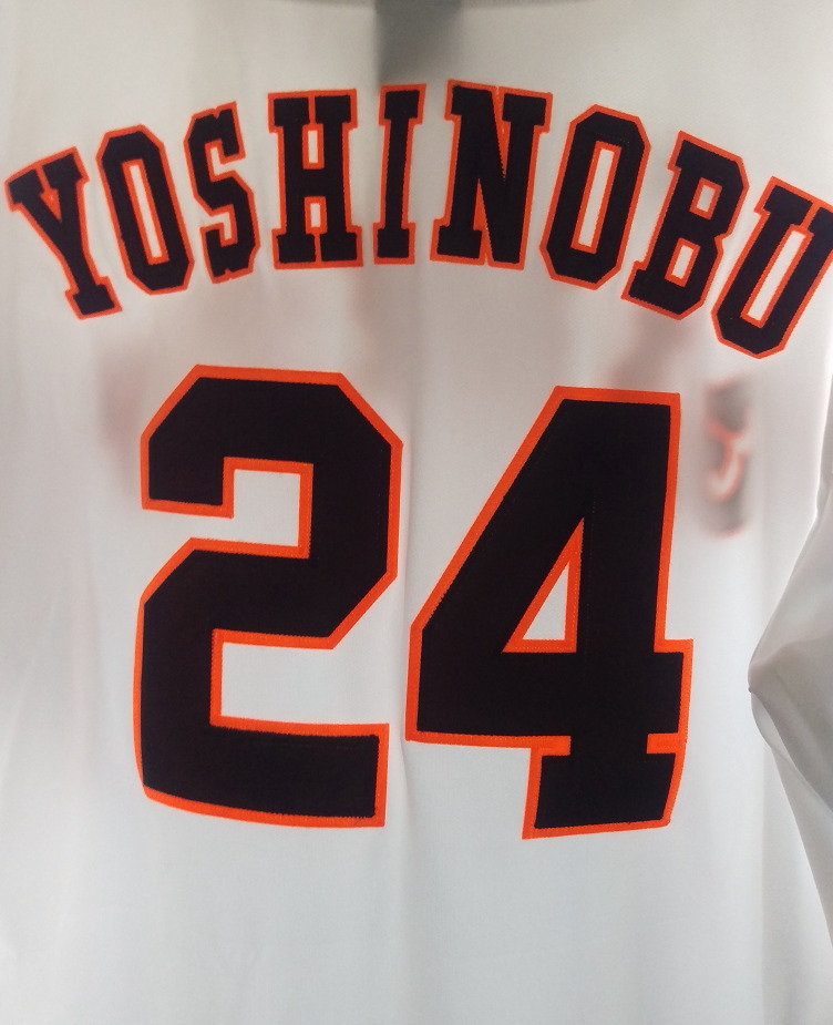 ジャイアンツのホーム無地ユニフォームに高橋由伸監督のYOSHINOBU 24