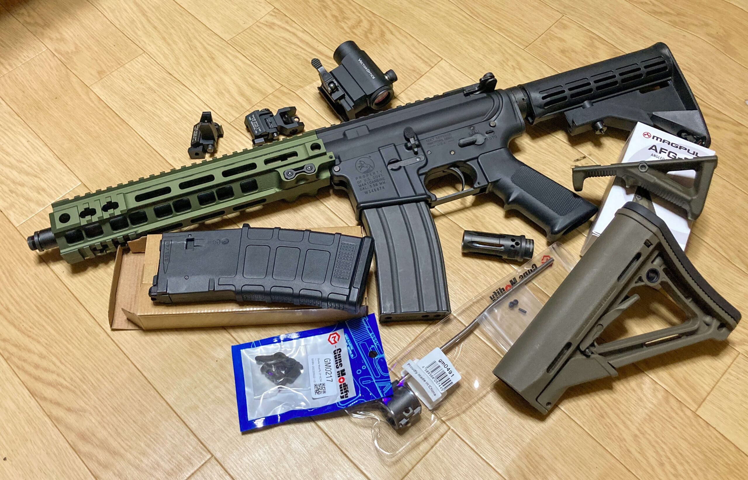 MWSを使ってFBIが使用するグリーンのパーツが特徴的なM4 HRT仕様のSBR