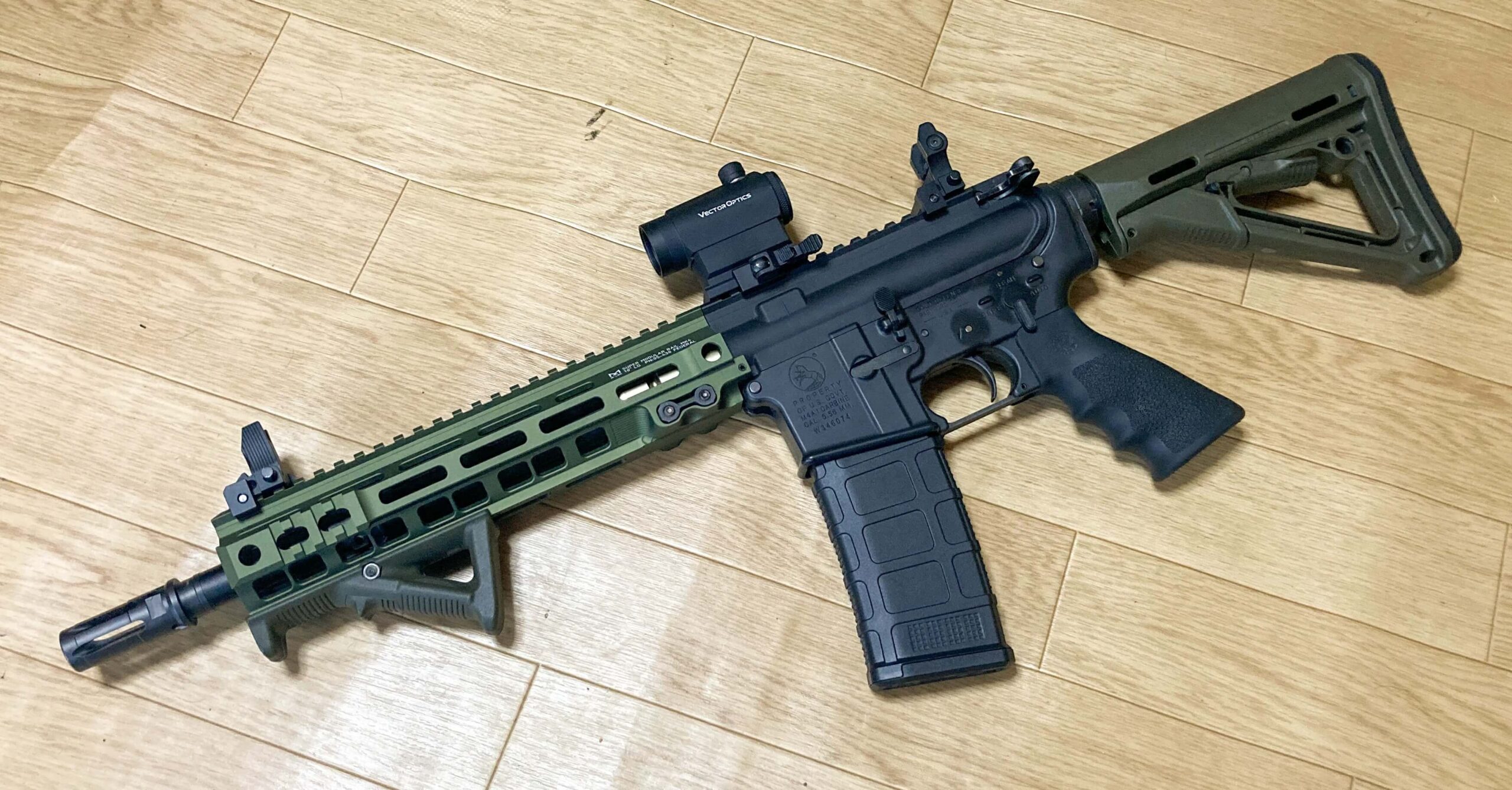 MWSを使ってFBIが使用するグリーンのパーツが特徴的なM4 HRT仕様のSBR