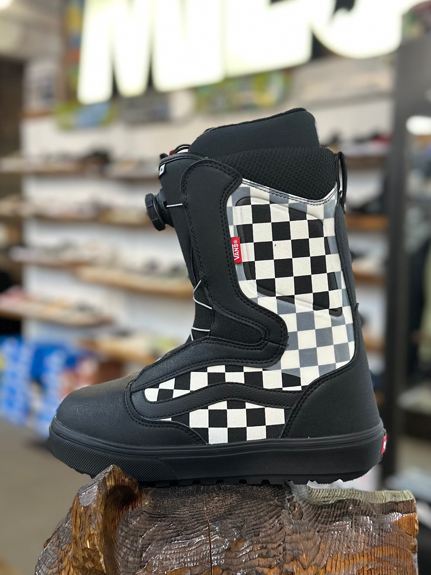 The Vans Mens Aura OG Snowboard Boot 2025