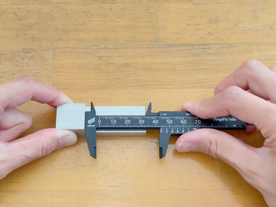 製品情報｜プラスチックノギス 快段目盛 軽快 70mm｜新潟精機株式会社