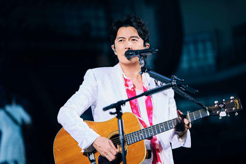 福山雅治が故郷長崎の長崎スタジアムシティでこけら落としフリーライブ