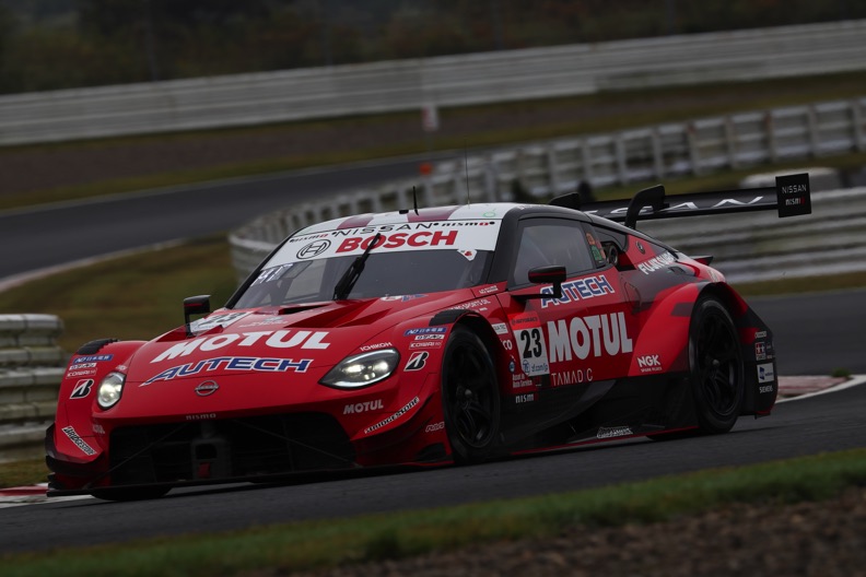 SUPER GT第7戦オートポリス、#23 MOTUL AUTECH Zがレース中盤まで独走