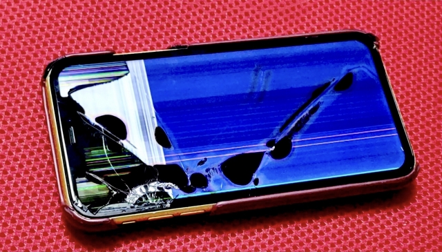 修理必須】iPhoneの液晶漏れが発生したらどうする？液漏れの種類と対処