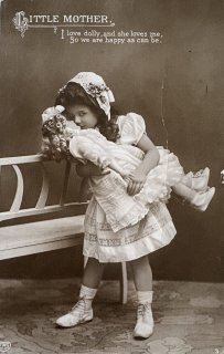 *アンティークポストカード　お人形とお祈りをする可愛い少女* アンティークポストカード お人形をあやす美しいドレスの少女 P002