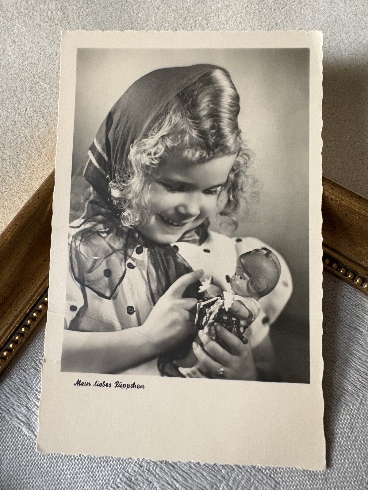 アンティークポストカード お人形とおままごとを楽しむ可愛い少女