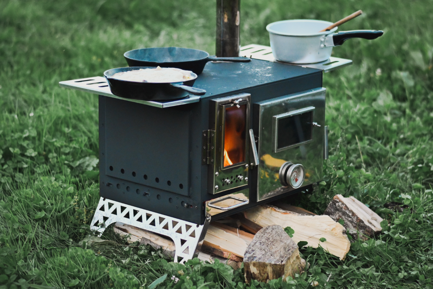 独自の二次燃焼システム採用！ ストーブとオーブンが一体の薪ストーブ