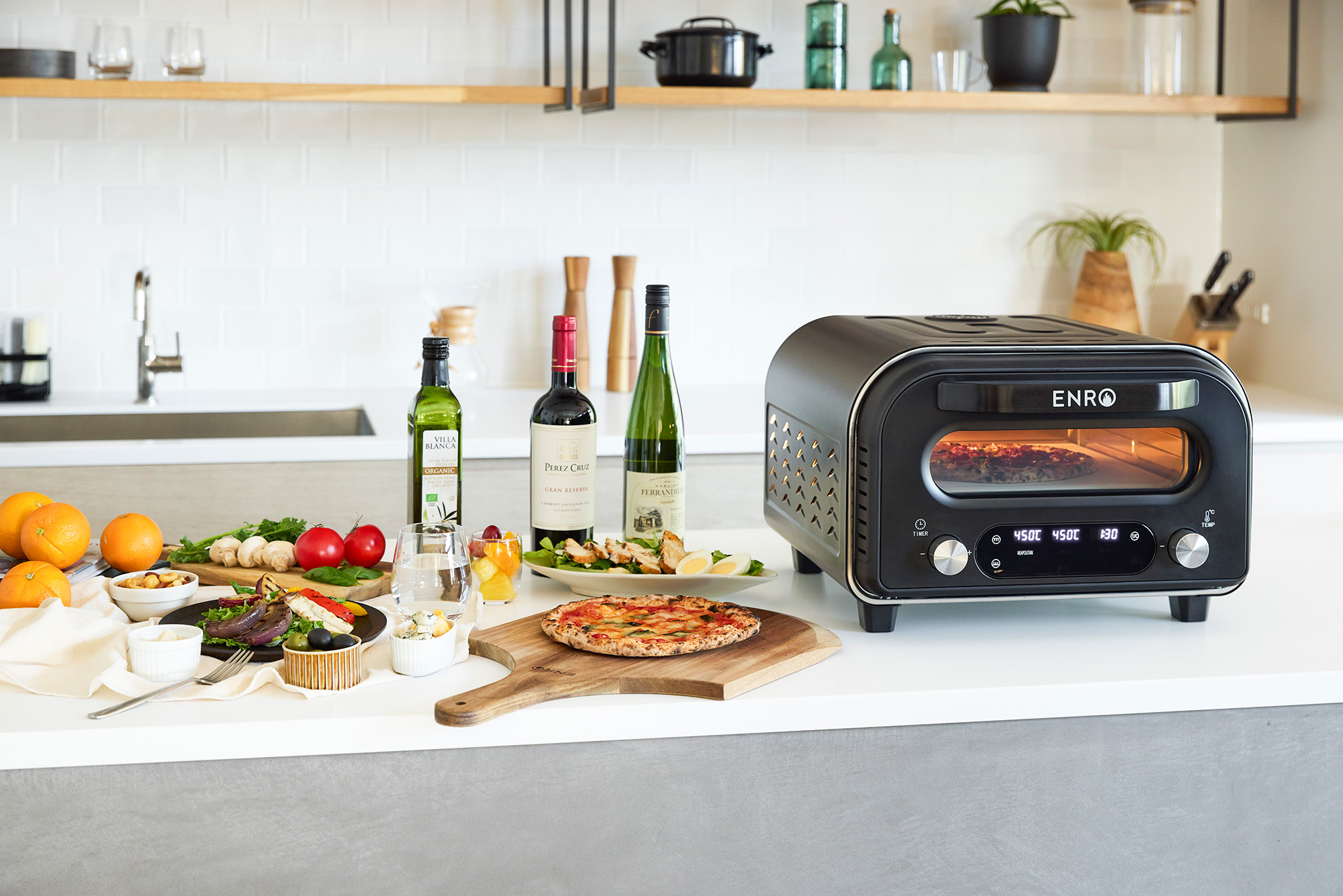 お店のピザを自宅で手軽に！ 450℃の高温で焼き上げる「家電ピザ窯」が