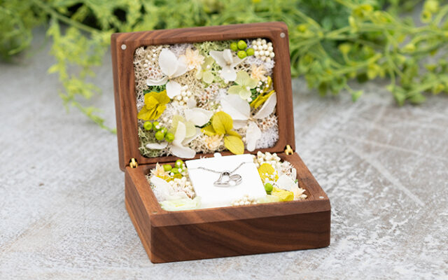 プロポーズアイテム】指輪×フラワーギフトでパートナーが喜ぶ演出を