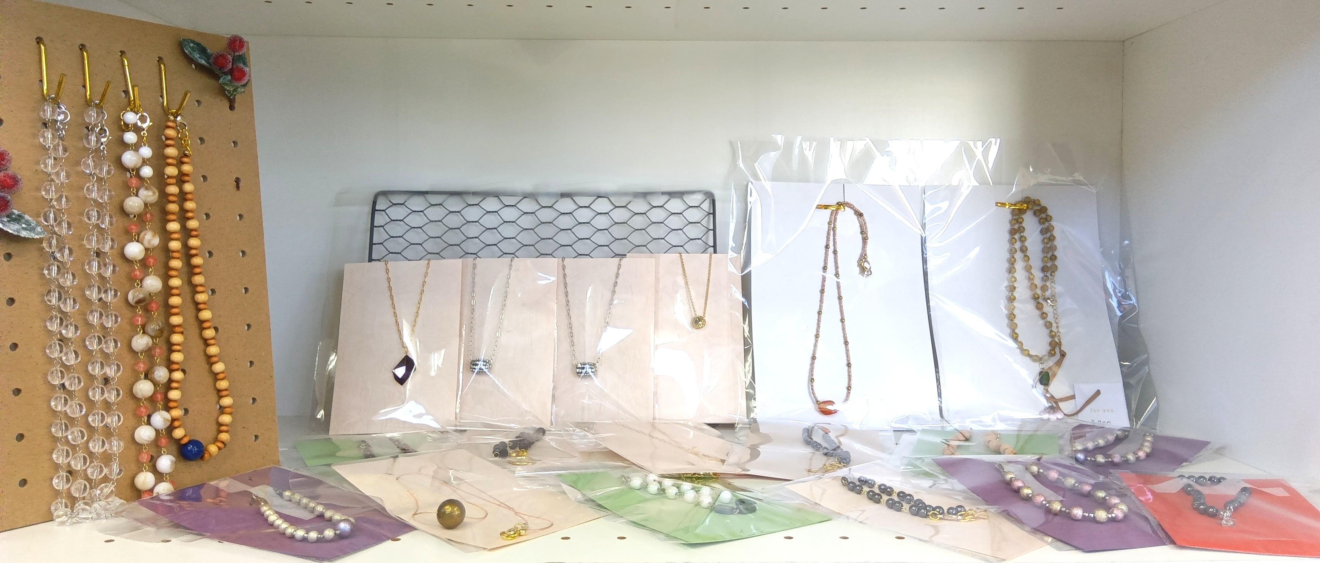 天然石のアクセサリー昨日から展示販売中💛 - さしろ屋「お知らせ」