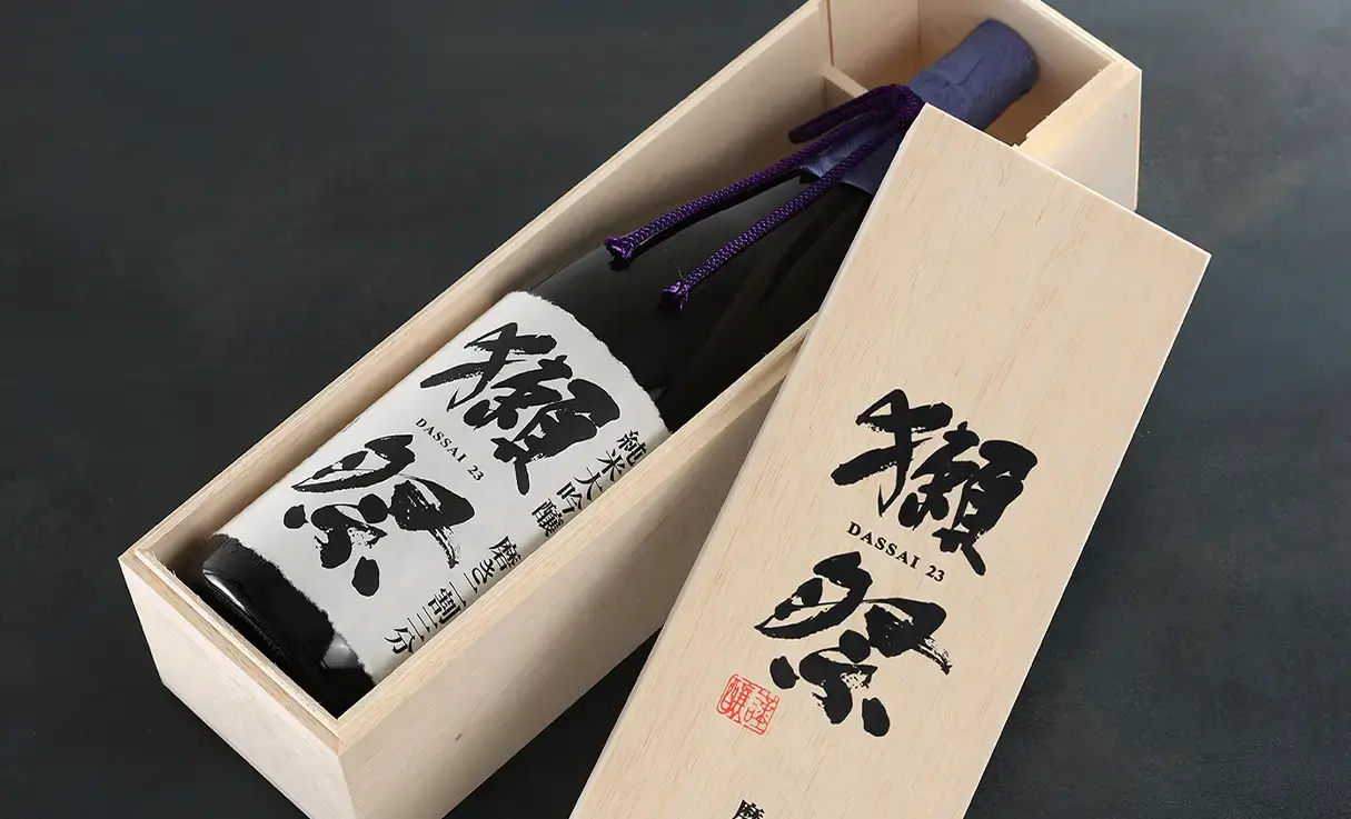 獺祭 純米大吟醸 磨き二割三分 獺祭木箱入 1.8L | 獺祭（株式会社獺祭