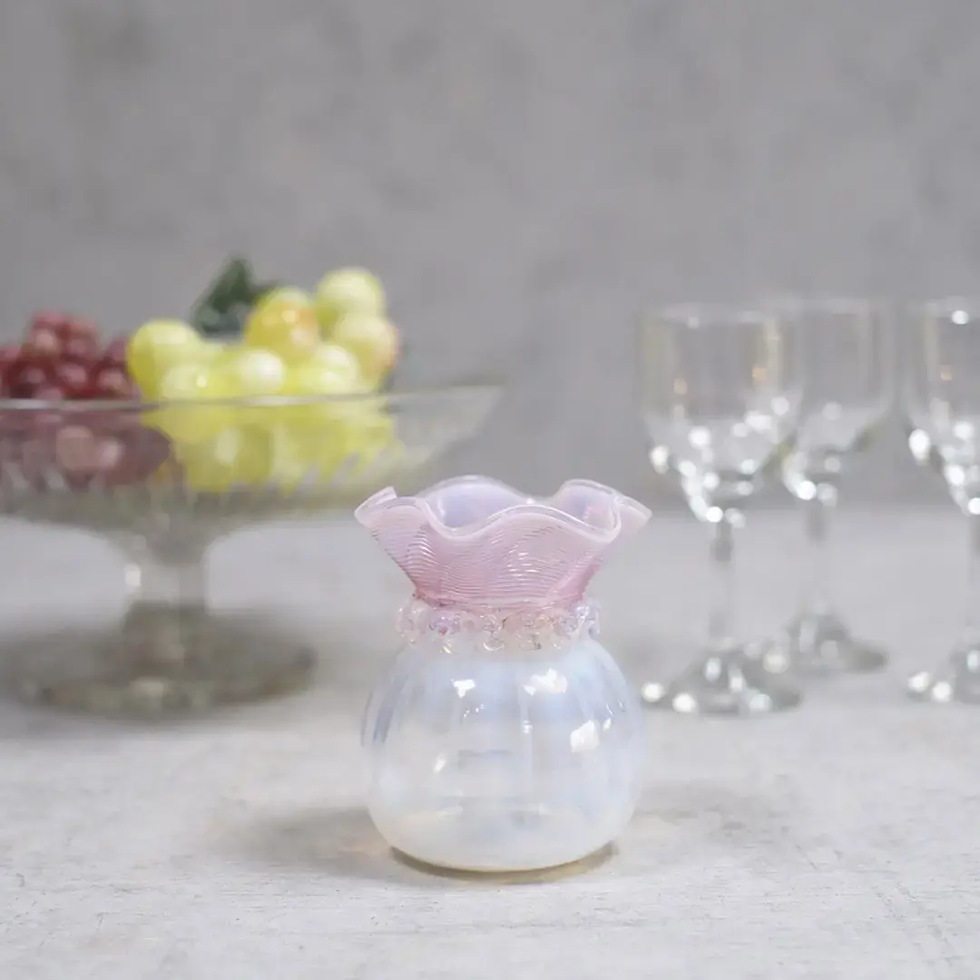 アンティークオパールセントガラスベース イギリス ガラスの花瓶