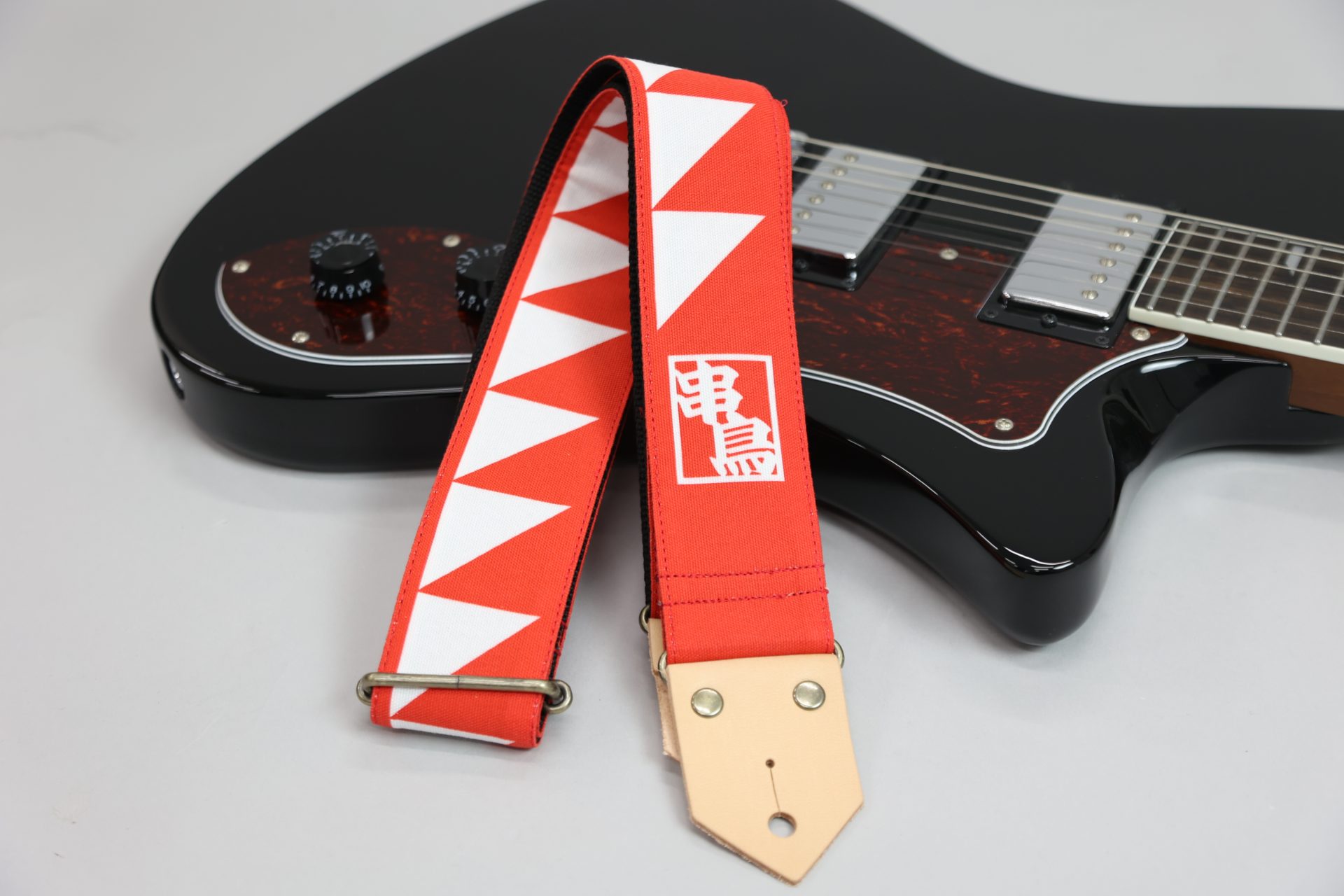 北海道発の焼き鳥専門店「串鳥」とのコラボアイテムを発表！ ギター