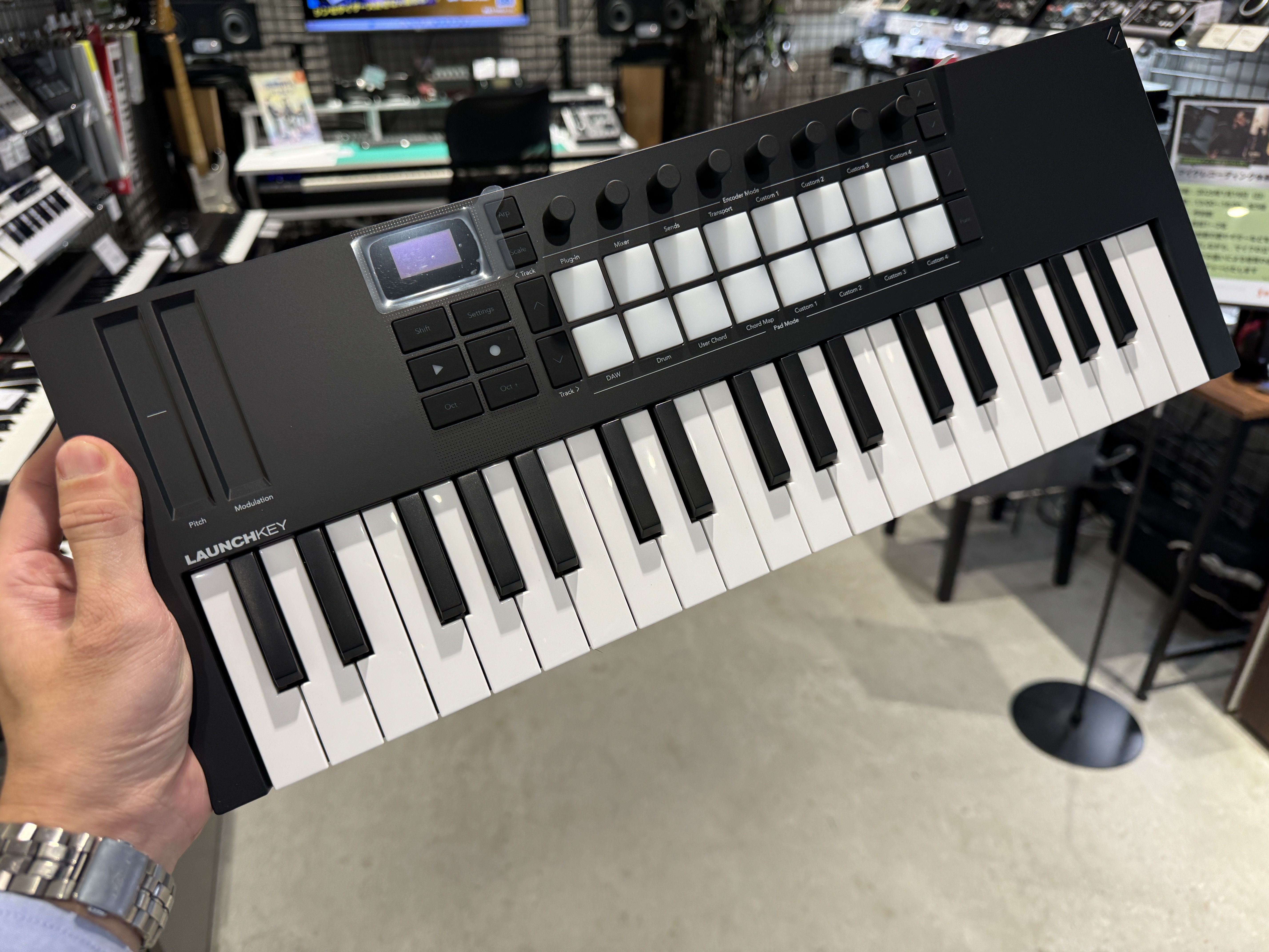 Novationの最新・多機能MIDIキーボードLaunchkey mk4が入荷しました