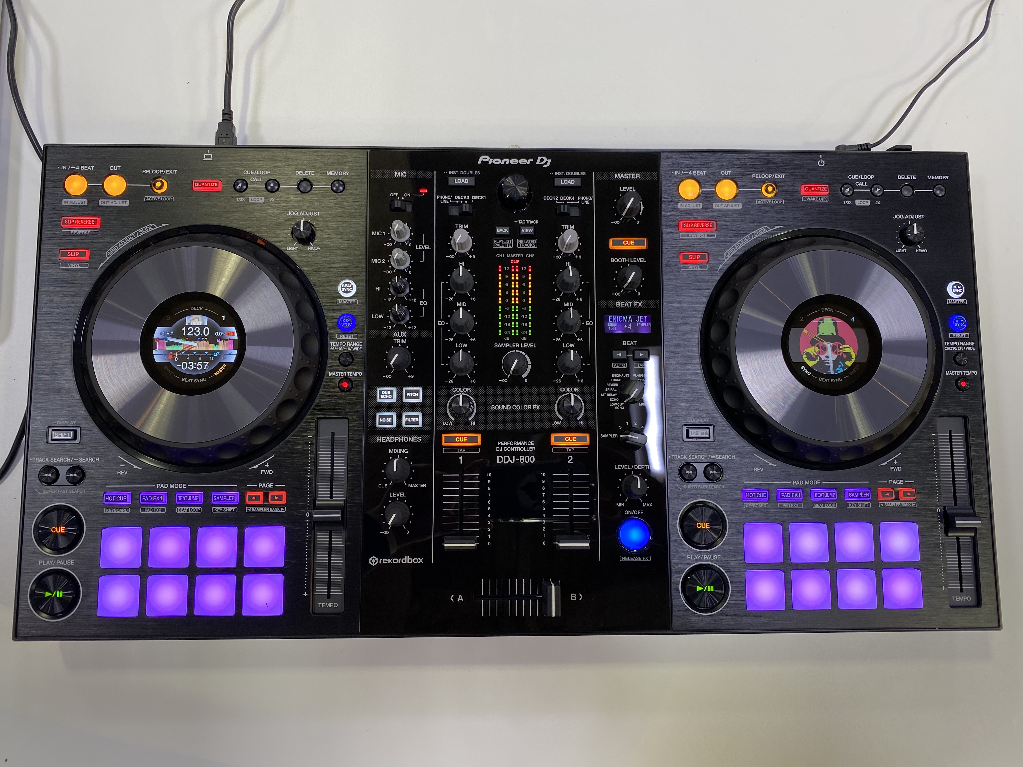 DJ】上位機譲りの機能を搭載しながら軽量化したDJコントローラーDDJ