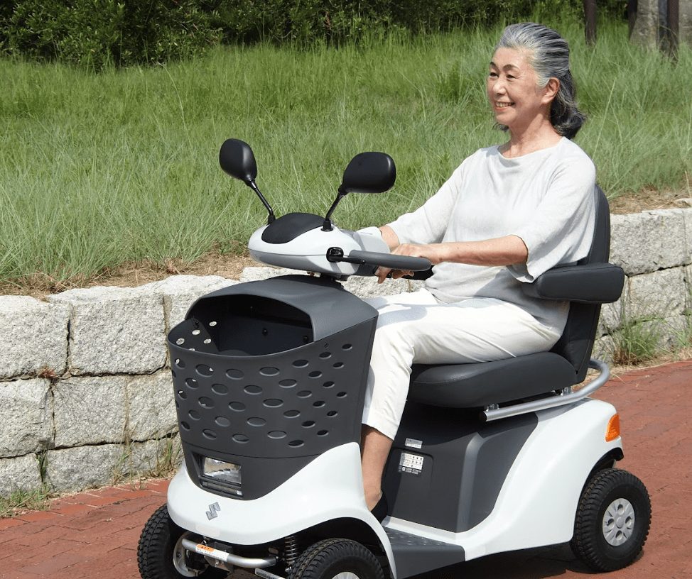 シニアカーは危ない？電動車いすの安全性や使用ルールなどをあわせて解説