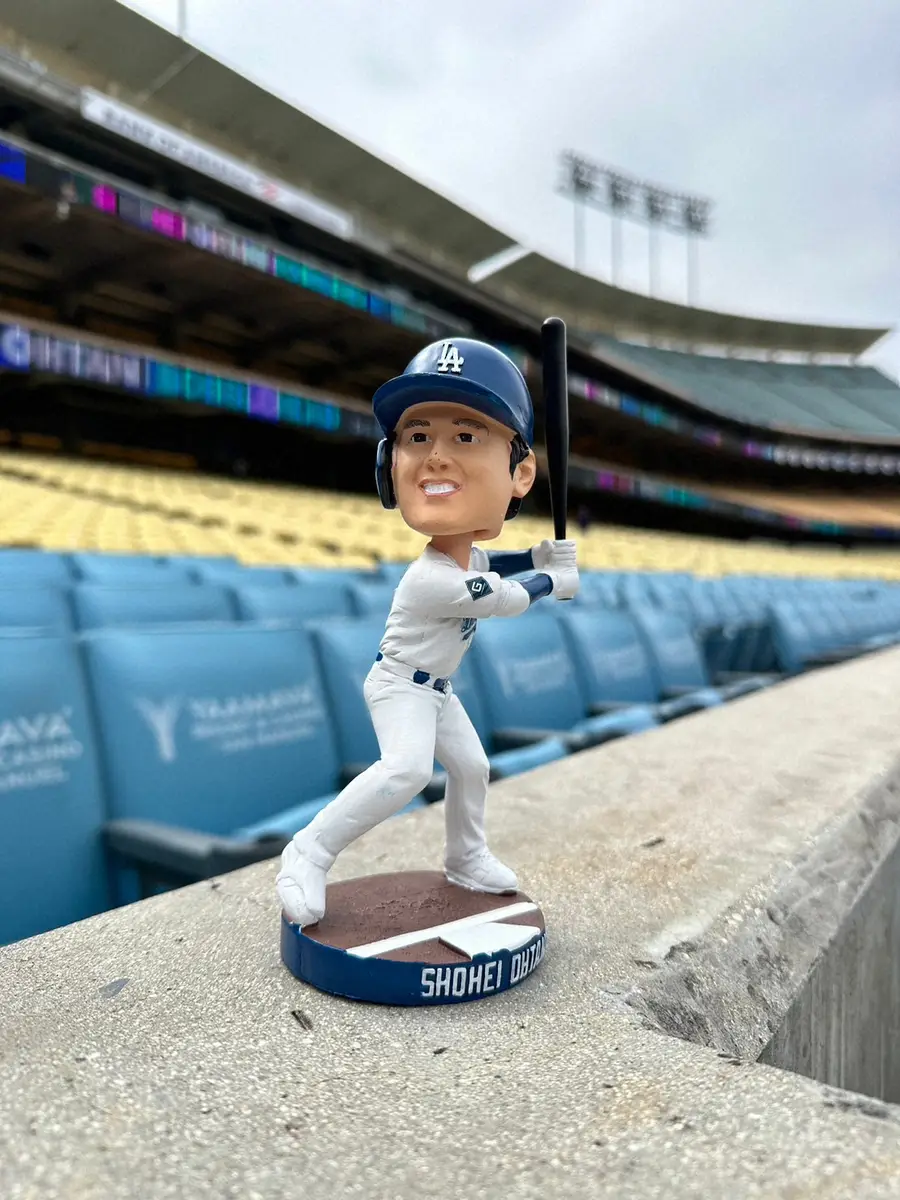 先着4万人のファンに配布される大谷のボブルヘッド（首振り人形
