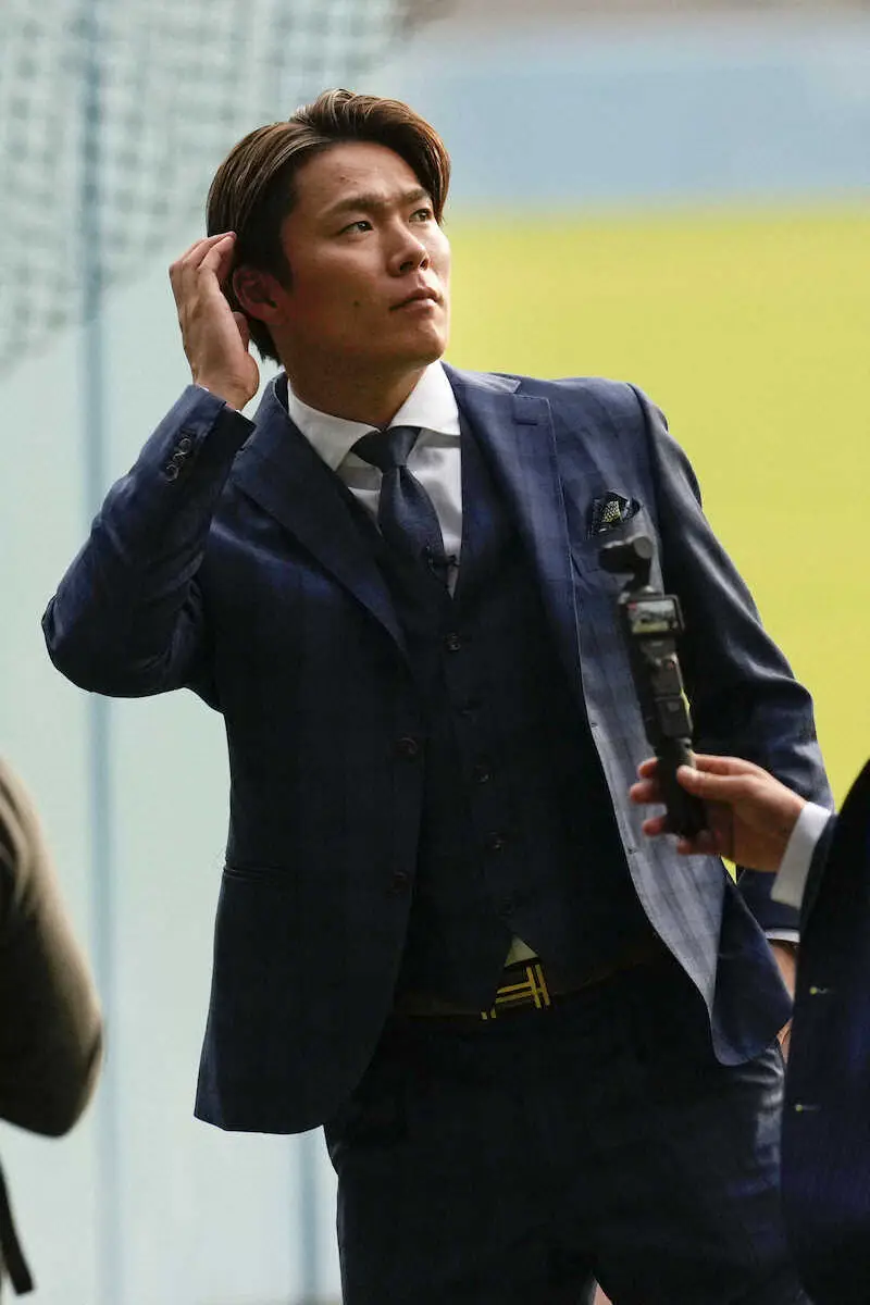 ドジャースタジアムで入団会見を行った山本由伸（AP） - スポニチ
