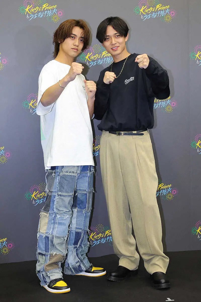 フォトセッションでポーズを決めるKing＆Princeの高橋海人（左）と永瀬