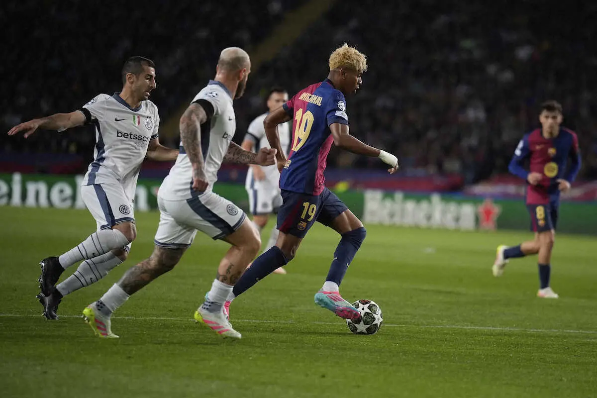 バルセロナ×インテル・ミラノ＞前半、ドリブルで突破するバルセロナの