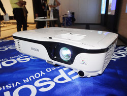 エプソン、HDMI搭載で実売5万円を切る「EB-S12H」などプロジェクター10