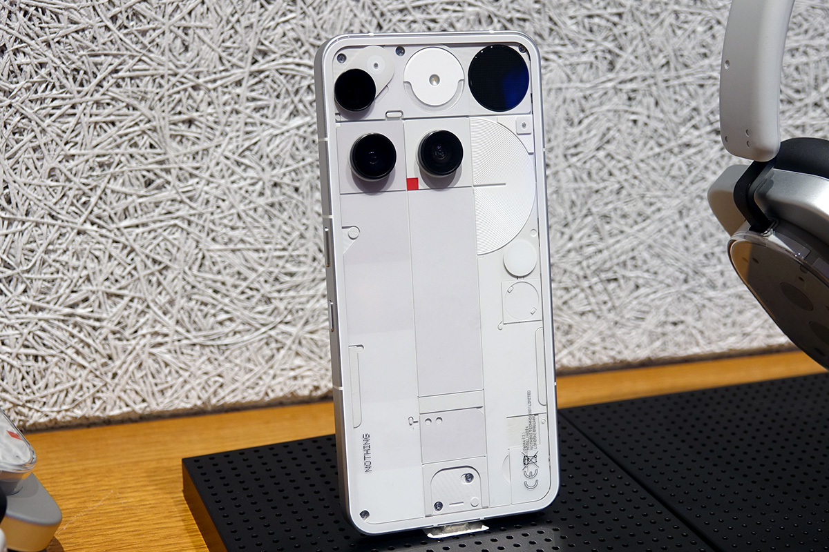 Nothing、フラグシップスマホ「Phone (3)」。光る背面をやめて「Glyph