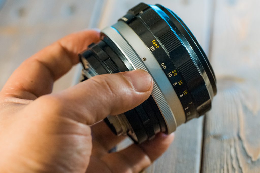 癖のあるボケ味の虜、今どうしても使いたいレンズ Nikkor-S Auto 55mm