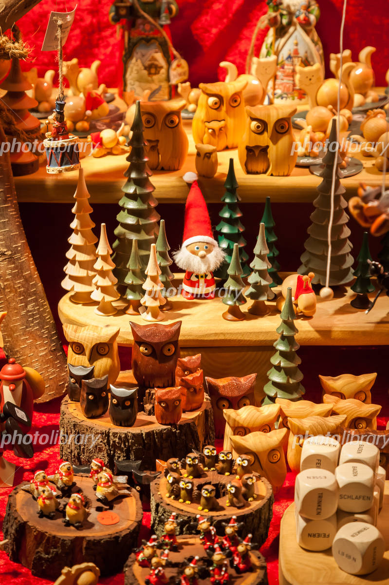 ドイツのクリスマスマーケットで売られる木彫りの小物 写真素材
