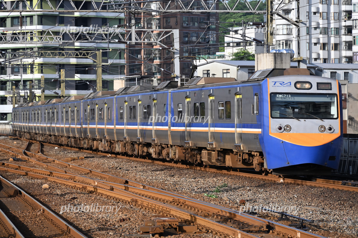 台湾鉄路管理局EMU700型電車 写真素材 [7305001] - フォトライブラリー
