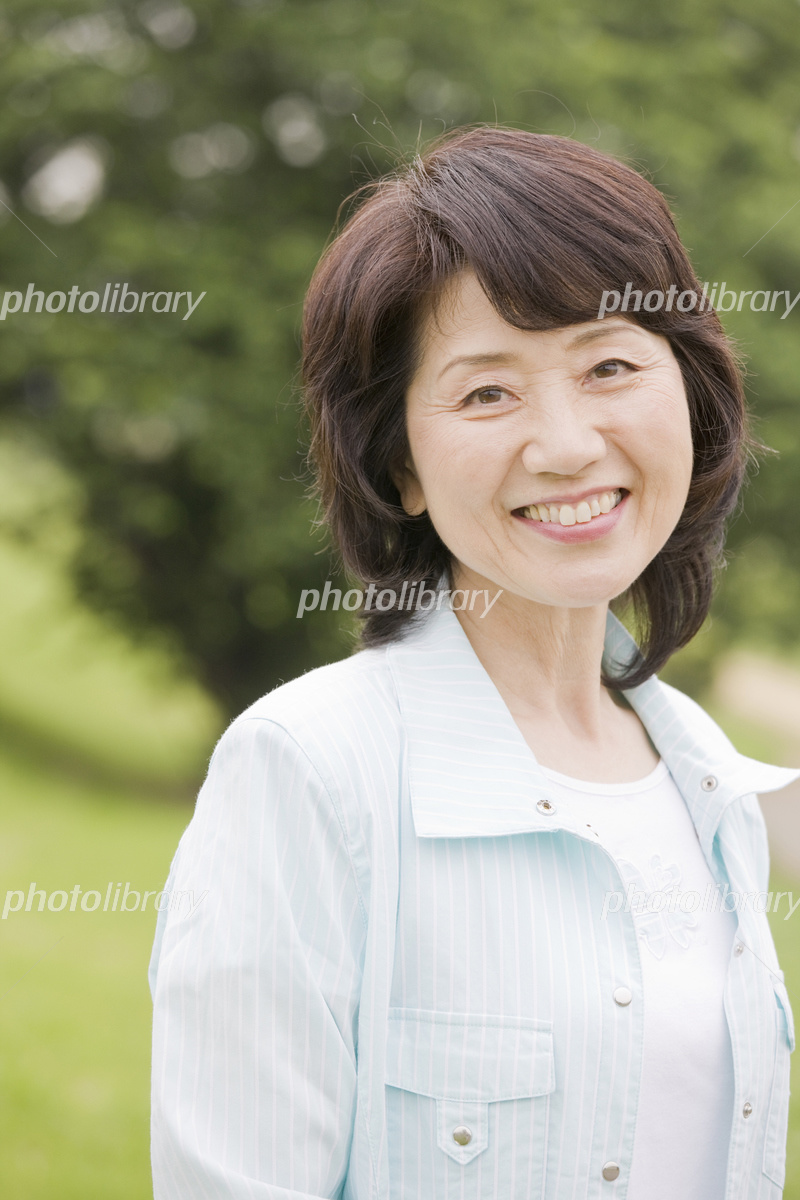 シニア女性ポートレート 写真素材 [6907137] - フォトライブラリー