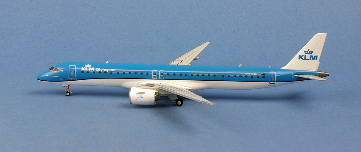 KLM Cityhopper Embraer 195-E2 PH-NXA - Pilot's station airfield