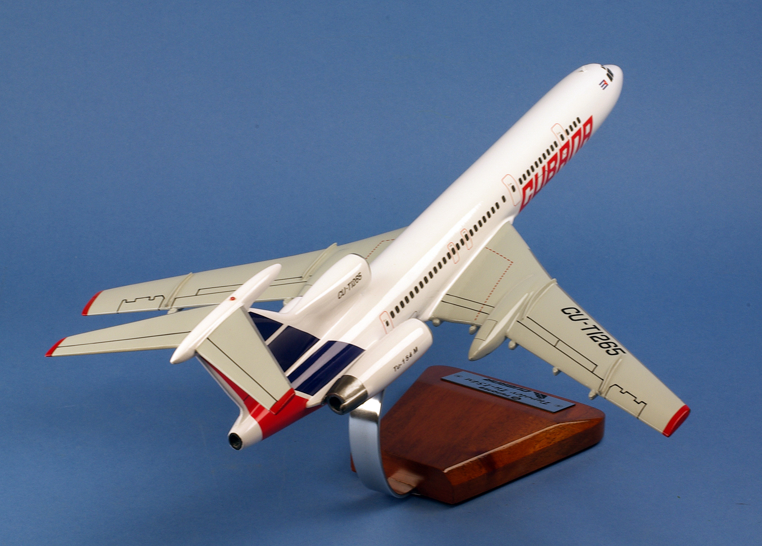 Tupolev Tu-154M Cubana CU-TI265 - Pilot's station airfield