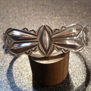 ナバホ Ray・Adakai ダブルスタンプワーク ジグザグ3/4インチ幅バングル