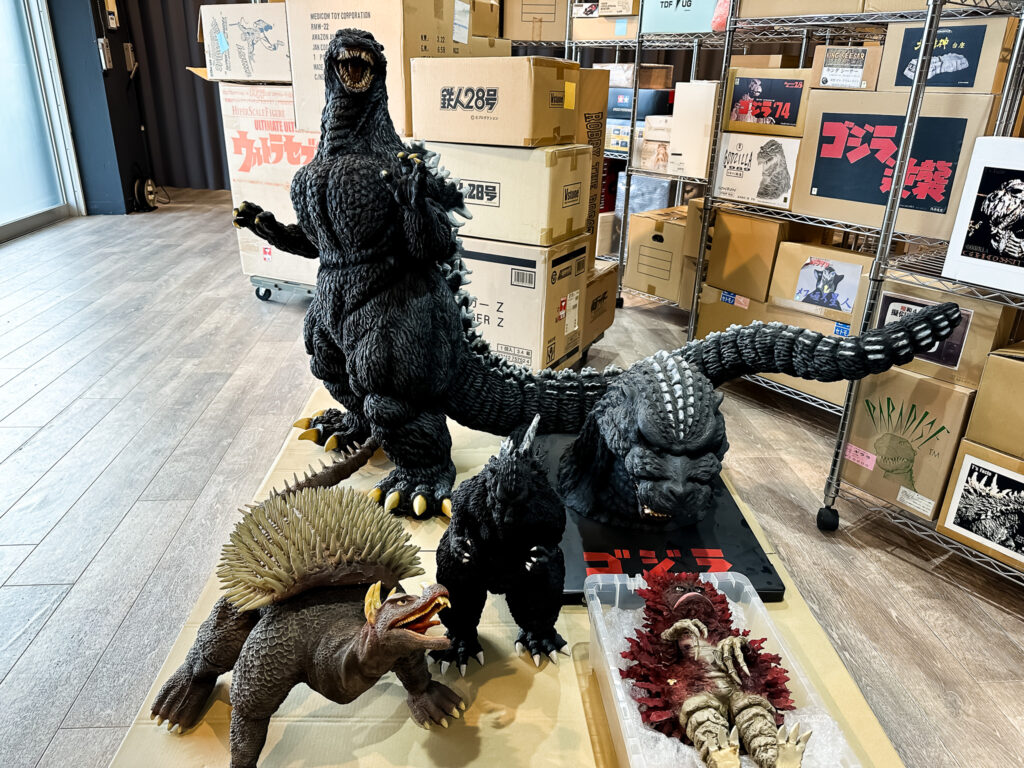 長野県須佐市へ、600点を超える特撮ガレージキットやフィギュアの出張