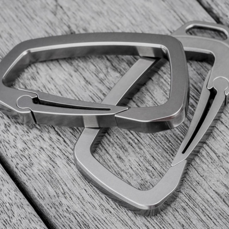 McDangle｜ネジ不使用のチタン製EDCカラビナ「マクダングル