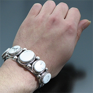 NAVAJO/ナバホ族 ホワイトバッファロー 5個付き バングル 【送料無料】