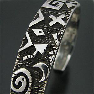 ナバホ族 Kee Yazzie オーバーレイ ペトログリフ バングル 【送料無料】