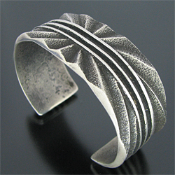 ナバホ族 Aaron Anderson トゥーファーキャスト サンバースト バングル