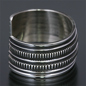 ナバホ族 Harrison Jim チゼルワーク インゴットシルバー バングル