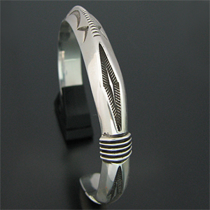 ナバホ族 Jennifer Curtis スタンプワーク トライアングルワイヤー