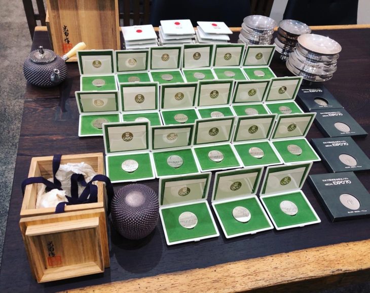 銀製 茶器、記念メダルや盃など』銀製品一式 買取価格相場｜骨董品買取